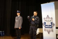 na zdjęciu: prowadzący wykład z wyposażania policji: asp. Paweł Oleksiński, prezentuje ubiór galowy policjanta