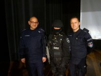 na zdjęciu: komendanci komisariatu w Łaziskach Górnych z policjantem grupy szybkiego reagowania