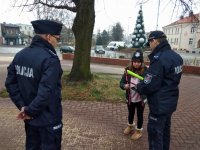 na zdjęciu: policjanci wręczają odblask dziecku, Łaziska Górne