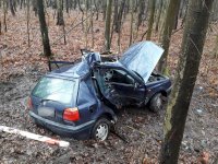 na zdjęciu: samochód osobowy wolkswagen golf po zdarzeniu drogowym