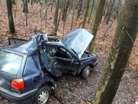 na zdjęciu: samochód osobowy wolkswagen golf po zdarzeniu drogowym