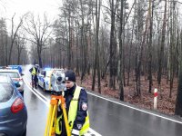 na zdjęciu: policjantka ruchu drogowego w trakcie oględzin miejsca wypadku