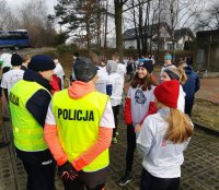 na zdjęciu: uczestnicy mikołowskiego odcinka biegu przy jednym z pomników ofair marszu śmierci