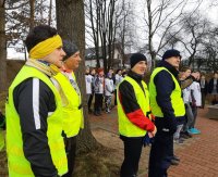 na zdjęciu: policjanci oczekują na rozpoczęcie kolejnego etapu biegu