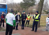 na zdjęciu: mł.insp. Krzysztof Kazek przemawia do uczestników biegu