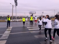 na zdjęciu: zespół mikołowskiego odcinka przebiega przez centrum miasta, nad bezpieczeństwem czuwa policjant ruchu drogowego