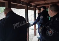 na zdjęciu: policjanci przygotowują się do strzelania