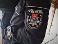 na zdjęciu: element kurtki policjanta prewencji z naszywką miejscowej jednostki Policji