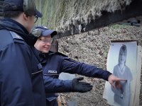 na zdjęciu: instruktor omawia z policjantem celność oddanych do tarczy strzałów