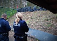 na zdjęciu: policjanci ruchu drogowego rozładowują broń