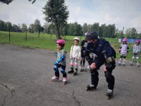 na zdjęciu: obiekt Miejskiego Ośrodka Sportu i Rekreacji w Łaziskach Górnych, policjanci uczestniczą w spotkaniu z młodymi rolkarzami