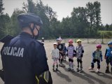 na zdjęciu: obiekt Miejskiego Ośrodka Sportu i Rekreacji w Łaziskach Górnych, policjanci uczestniczą w spotkaniu z młodymi rolkarzami