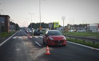 na zdjęciu: uszkodzony samochód marki opel na DK 81 w Mikołowie, zdarzenie z dnia 07.08.2020 r.