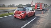 na zdjęciu: uszkodzony samochód marki opel, który brał udział w zdarzeniu drogowym w Mikołowie na DK 81