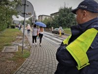 na zdjęciu: dzielnicowy w dniu 1 września stoi na chodniku w pobliżu szkoły w związku z akcją &quot;Bezpieczna droga do szkoły&quot;