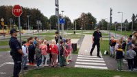 na zdjęciu widać umundurowanych policjantów w trakcie spotkania profilaktycznego w Łaziskach Górnych