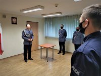 na zdjęciu komendant przemawia do policjantów podczas uroczystości ślubowania, wszystko odbywa się w sali budynku mikołowskiej komendy