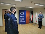 na zdjęciu komendant przemawia do policjantów podczas uroczystości ślubowania, wszystko odbywa się w sali budynku mikołowskiej komendy