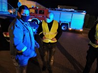reporter radia, policjant i mieszkaniec Orzesza pozują do pamiątkowego zdjęcia