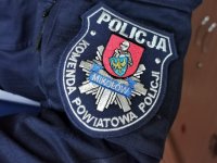 fragment policyjnej kurtki na którym widać naszywkę z logo mikołowskiej Policji