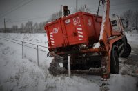 na zdjęciu widać samochód ciężarowy na przejeździe kolejowym, wokół pełno śniegu