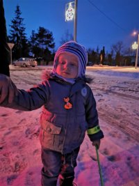 dwuletni chłopiec pozuje do zdjęcia z odblaskami