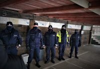 na zdjęciu widać umudnrowanych policjantów, którzy stoją w szeregu na terenie strzelnicy w Żorach