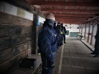 na zdjęciu widać umudnrowanych policjantów, którzy stoją w szeregu na terenie strzelnicy w Żorach