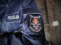 fragment policyjnej kurtki z naszywką &quot;Komenda Powiatowa Policji w Mikołowie&quot;