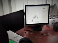 na zdjęciu widać monitor komputera, na którym wyświetla się odcisk palca zatrzymanego mężczyzny