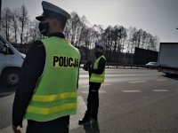 policjanci mikołowskiej drogówki stoją na trasie DK 81 w Mikolowie i mierzą prędkość kierujących pojazdami