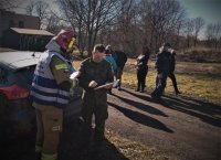 na zdjęciu widać saperów jednostki wojskowej w towarzystwie strażaków