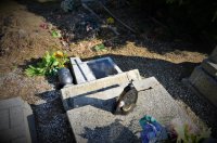 uszkodzona płyta nagrobka na cmentarzu w Orzeszu