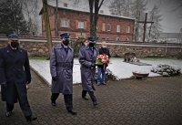 na zdjęciu widać mundurowych którzy idą oddać hołd poległym policjantom