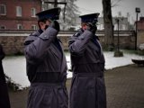 Policjanci w galowych mundurach oddają hołd poległym