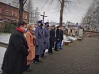 na zdjęciu widać mundurowych w towarzystwie innych osób przed obeliskiem ku pamięci poległych policjantów