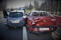 uszkodzone dwa samochody osobowe po kolizji na krajowej wiślance