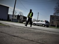 policjant drogówki przechodzi na oznakowane przejście dla pieszych