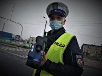 policjant ruchu drogowego w trakcie kontroli drogowej w Mikołowie przy szkole