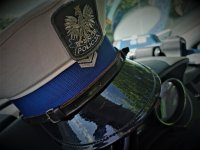 czapka policjanta ruchu drogowego na podszybiu samochodu