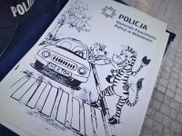 kolorowanka mikołowskiej Policji - zebra przechodząca przez pasy