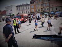 policjant patrzy na osoby stojące na płycie rynku