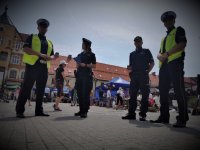 policjanci pozują do zdjęcia. Stoją na płycie rynku