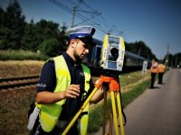 policjant drogówki pracuje na urządzeniu do pomiaru odległości