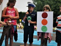 małe dzieci podczas występów na uroczystości otwarcia miasteczka ruchu drogowego w Orzeszu