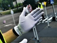 biała rękawiczka policjanta ruchu drogowego