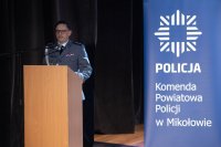 Komendant Powiatowy Policji przemawia na uroczystości