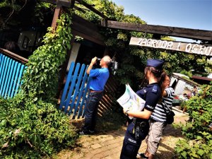 policjantka w mundurze na półkoloniach &quot;Niezłe ziółka&quot;, w tle operator kamery