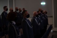 policjanci odśpiewują hymn państwowy