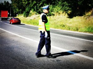 policjant ruchu drogowego kieruje ruchem na drodze krajowej w Mikołowie